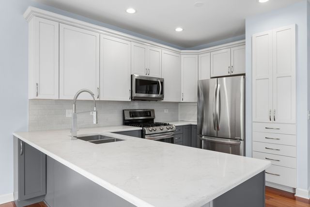 9012 Buckingham Park Drive, Des Plaines, IL 60016