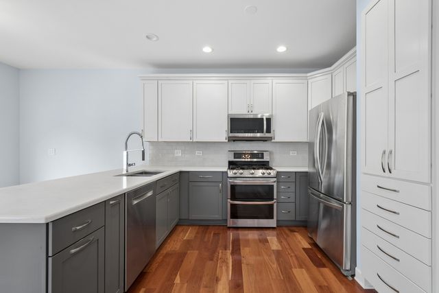 9012 Buckingham Park Drive, Des Plaines, IL 60016