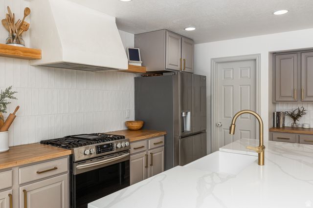 1012 CAMBRIA DR, North Salt Lake, UT 84054