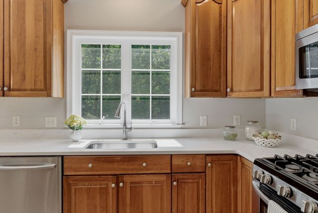 21 Seaver Farm Ln, Grafton, MA 01560