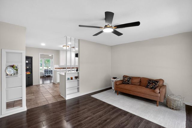 820 W Live Oak ST, Lockhart, TX 78644