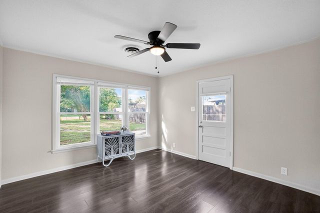 820 W Live Oak ST, Lockhart, TX 78644
