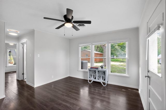 820 W Live Oak ST, Lockhart, TX 78644