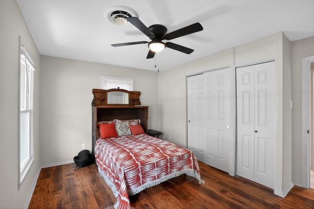 820 W Live Oak ST, Lockhart, TX 78644