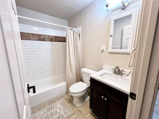 820 W Live Oak ST, Lockhart, TX 78644
