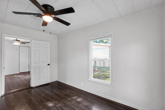 820 W Live Oak ST, Lockhart, TX 78644