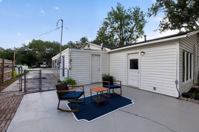 820 W Live Oak ST, Lockhart, TX 78644