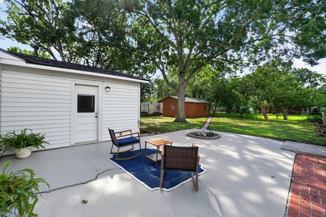 820 W Live Oak ST, Lockhart, TX 78644