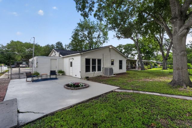 820 W Live Oak ST, Lockhart, TX 78644