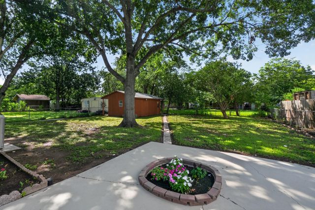 820 W Live Oak ST, Lockhart, TX 78644