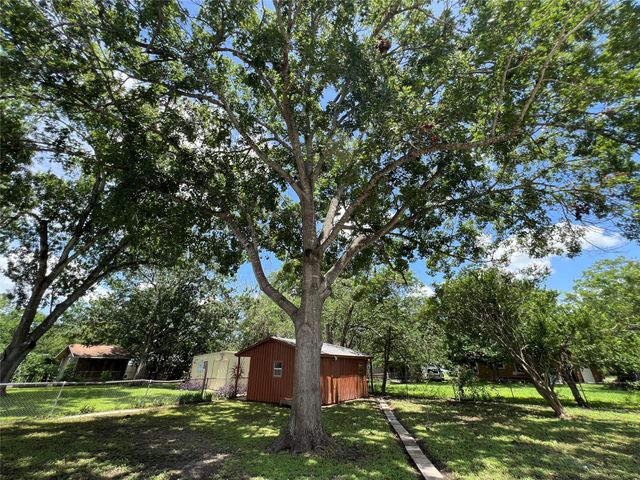 820 W Live Oak ST, Lockhart, TX 78644