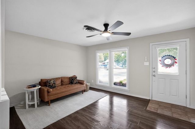 820 W Live Oak ST, Lockhart, TX 78644