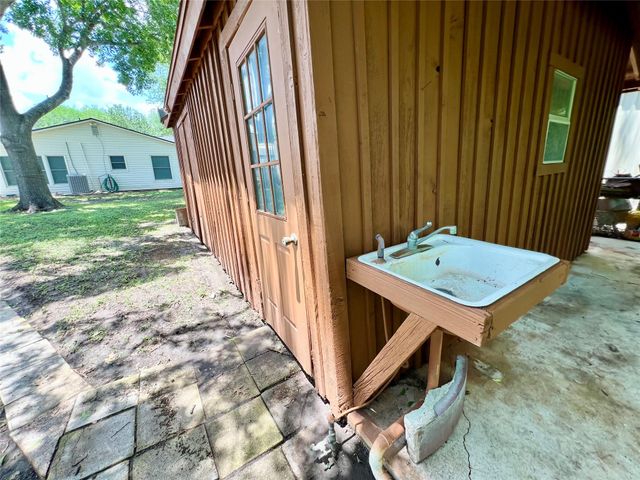 820 W Live Oak ST, Lockhart, TX 78644