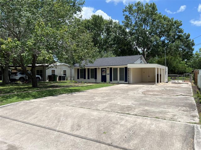 820 W Live Oak ST, Lockhart, TX 78644