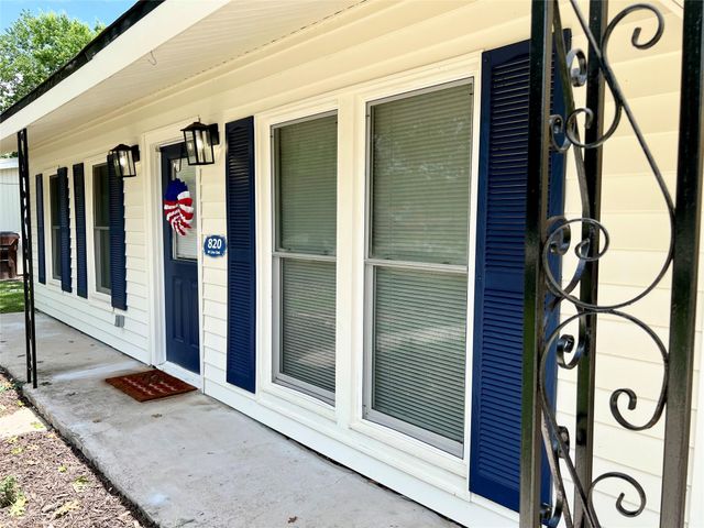 820 W Live Oak ST, Lockhart, TX 78644