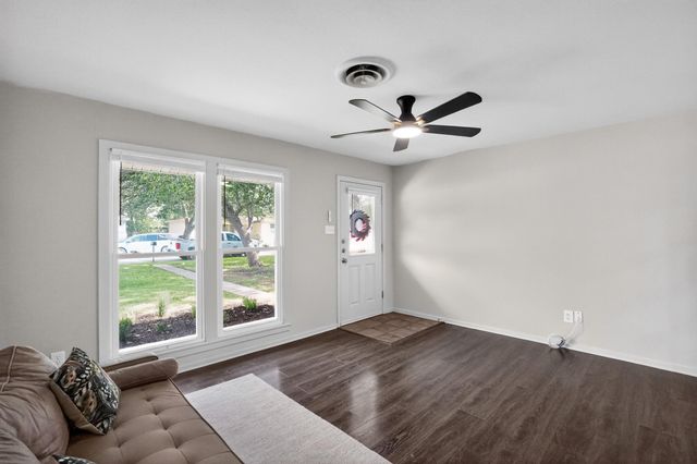 820 W Live Oak ST, Lockhart, TX 78644
