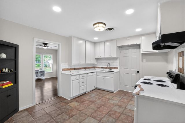 820 W Live Oak ST, Lockhart, TX 78644