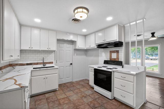 820 W Live Oak ST, Lockhart, TX 78644