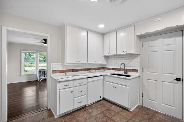 820 W Live Oak ST, Lockhart, TX 78644