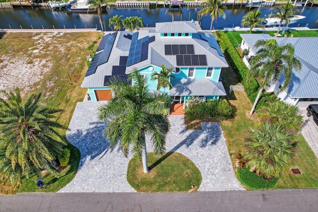 8551 SE Driftwood Street, Hobe Sound, FL 33455