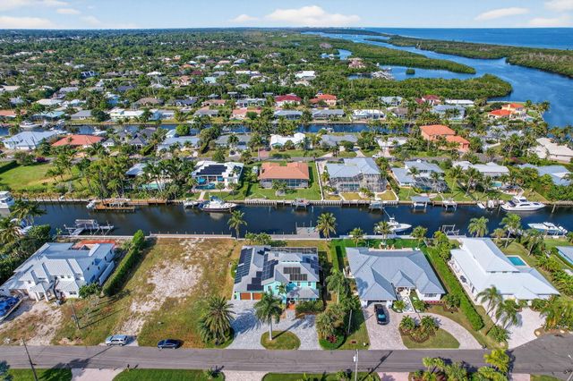 8551 SE Driftwood Street, Hobe Sound, FL 33455