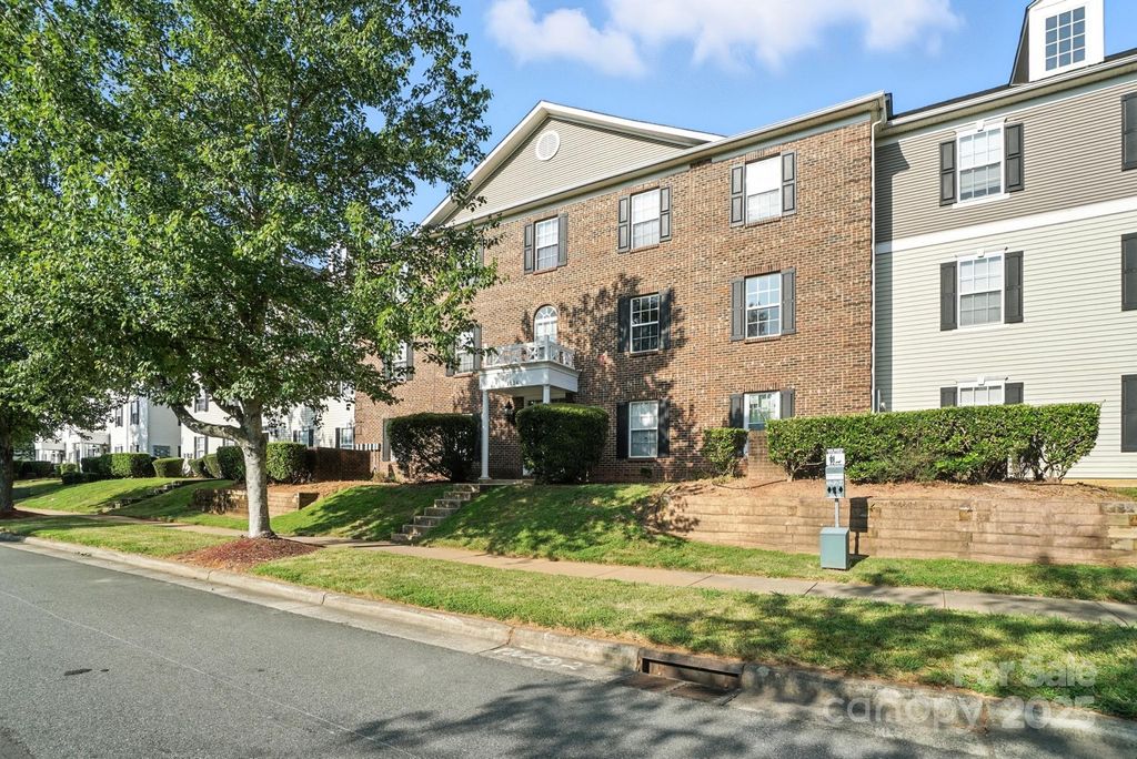 1068 Plaza Walk Drive, Charlotte, NC 28215