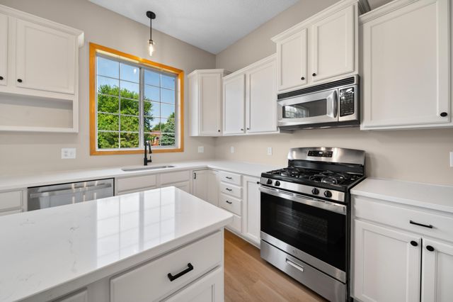 808 Lindsey Lane, Belle Plaine, MN 56011