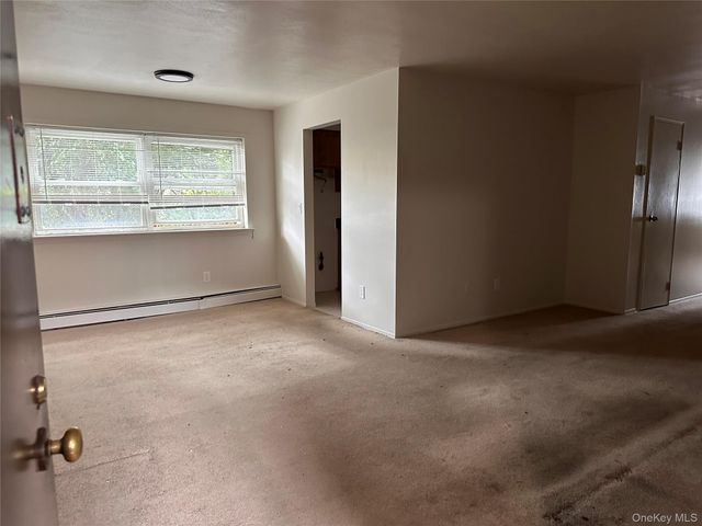 400 N corona B3, Valley Stream, NY 11580