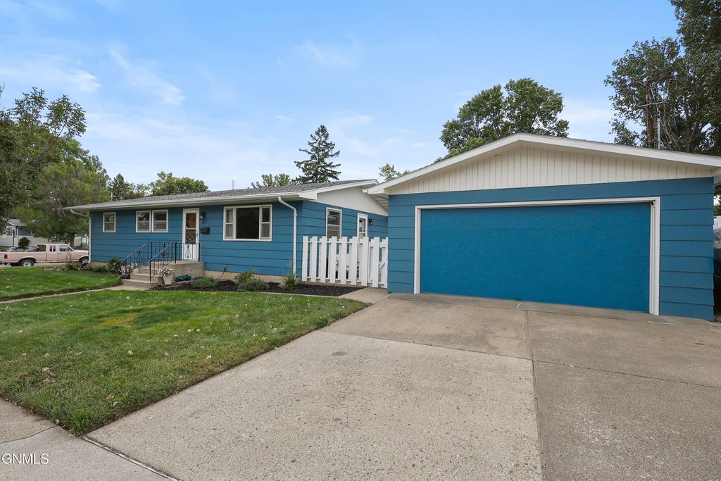 1827 N 3rd Street, Bismarck, ND 58501 photo 2