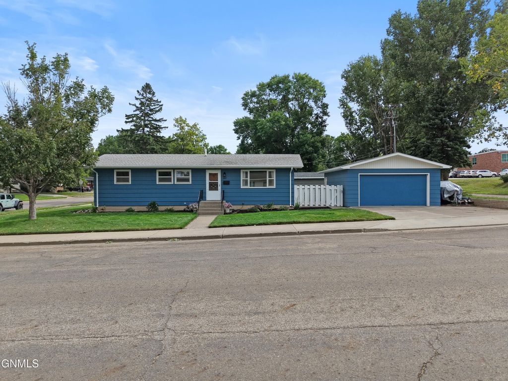1827 N 3rd Street, Bismarck, ND 58501 photo 3