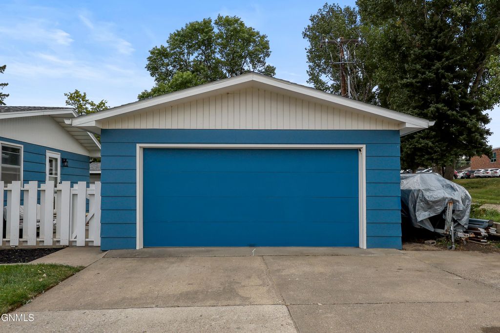 1827 N 3rd Street, Bismarck, ND 58501 photo 5