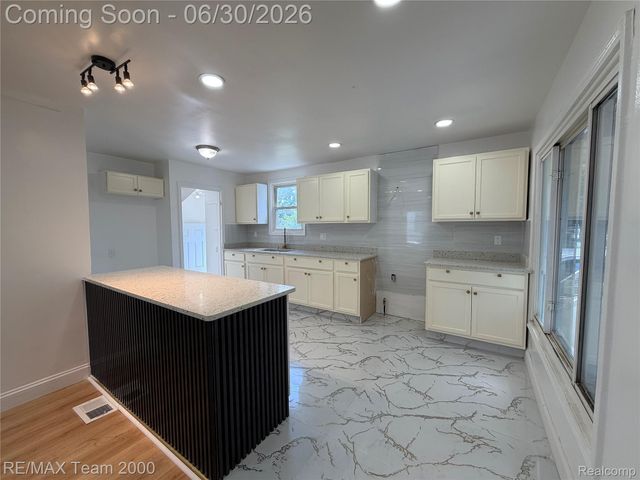 6760 Warwick Street, Detroit, MI 48228