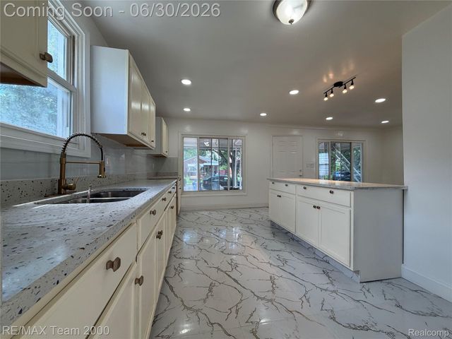 6760 Warwick Street, Detroit, MI 48228