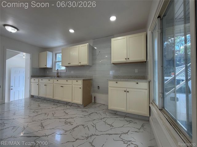 6760 Warwick Street, Detroit, MI 48228