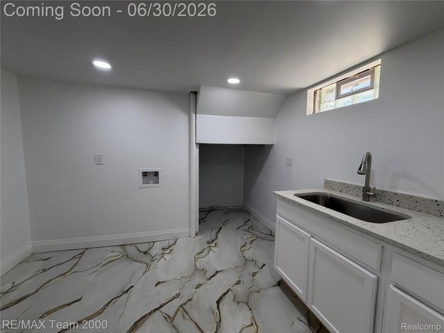 6760 Warwick Street, Detroit, MI 48228