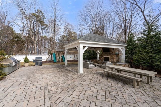 11 Briarwood Dr, Westwood, MA 02090