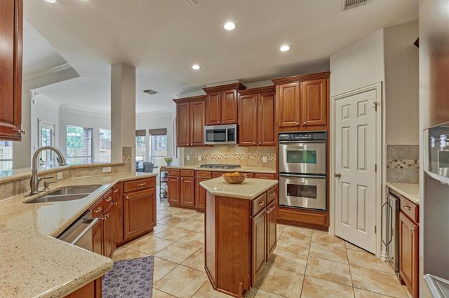 11 N French Oaks Circle, The Woodlands, TX 77382
