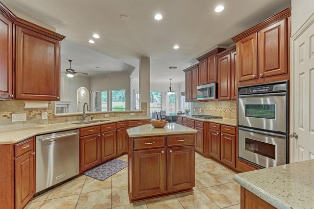 11 N French Oaks Circle, The Woodlands, TX 77382