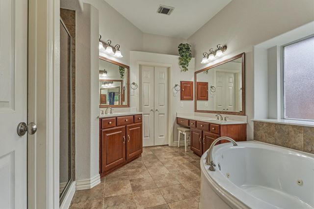 11 N French Oaks Circle, The Woodlands, TX 77382