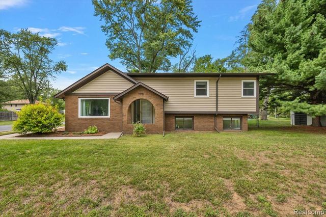 7710 Richardson Road, West Bloomfield, MI 48323