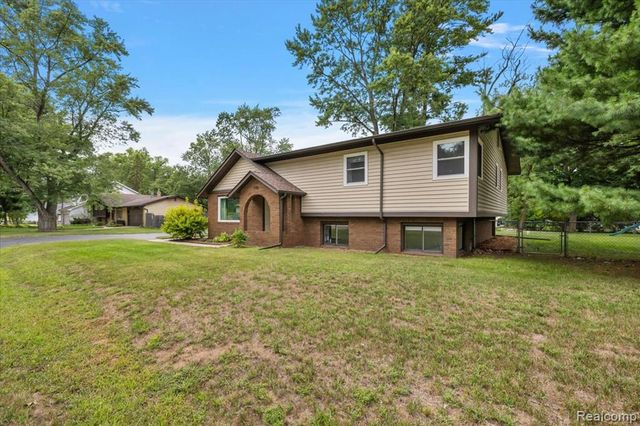 7710 Richardson Road, West Bloomfield, MI 48323