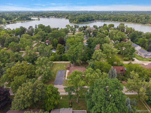 7710 Richardson Road, West Bloomfield, MI 48323