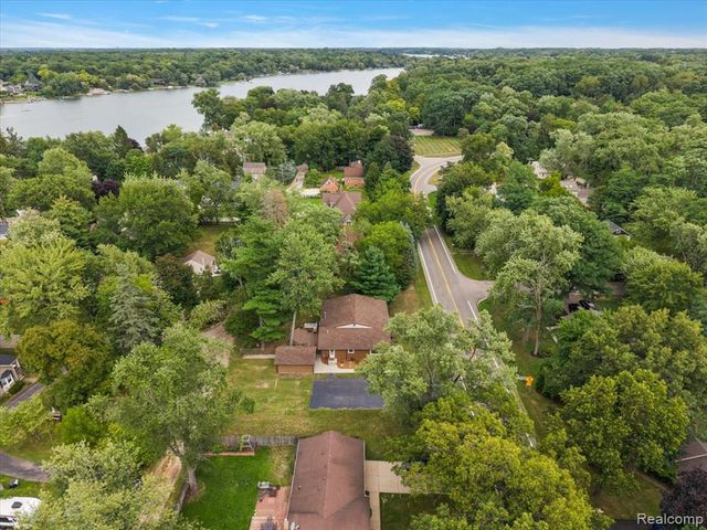 7710 Richardson Road, West Bloomfield, MI 48323