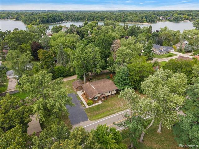 7710 Richardson Road, West Bloomfield, MI 48323