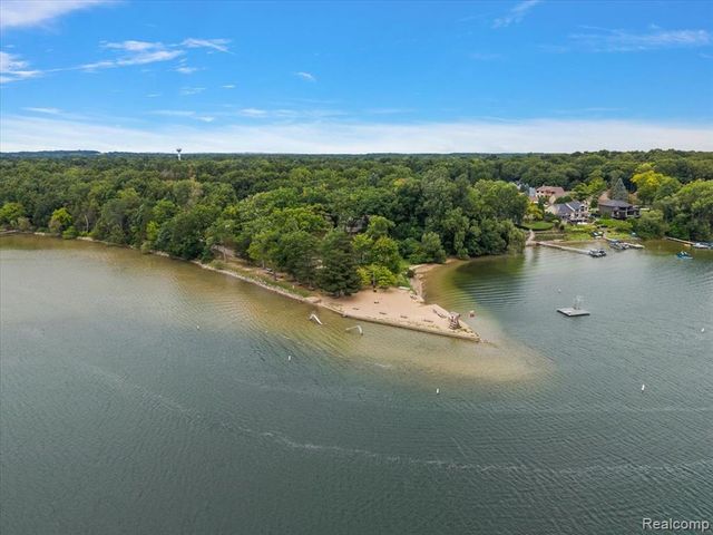 7710 Richardson Road, West Bloomfield, MI 48323