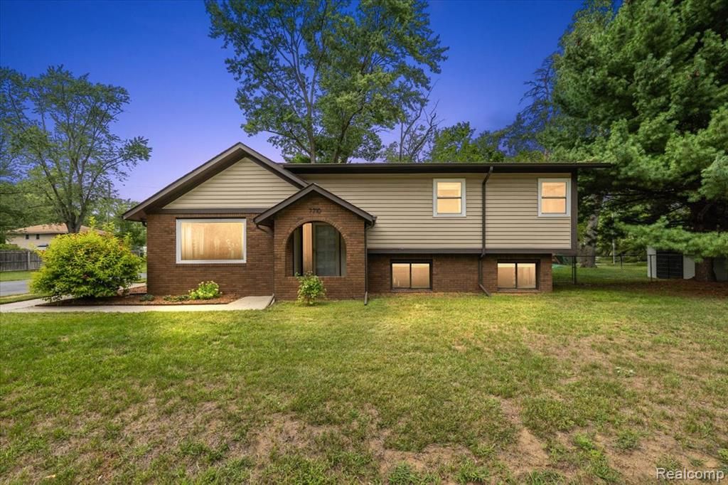 7710 Richardson Road, West Bloomfield, MI 48323