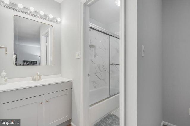 4871 NASH DR, Fairfax, VA 22032