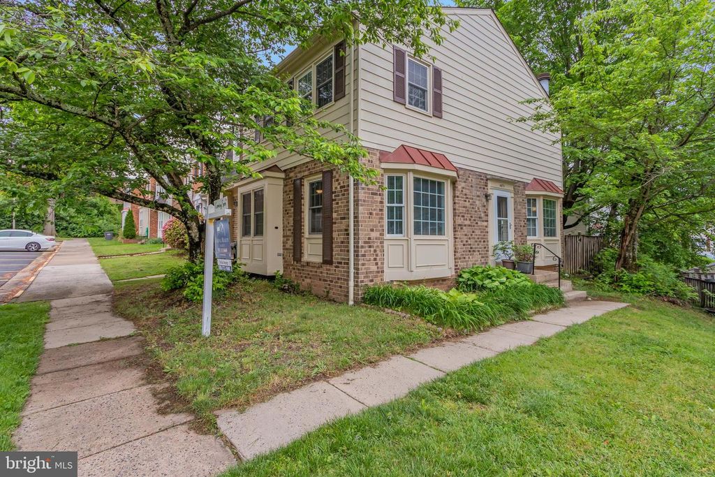 4871 NASH DR, Fairfax, VA 22032