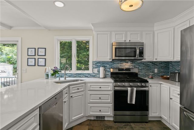 59 Berkley Avenue, Portsmouth, RI 02871