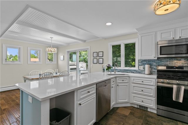 59 Berkley Avenue, Portsmouth, RI 02871